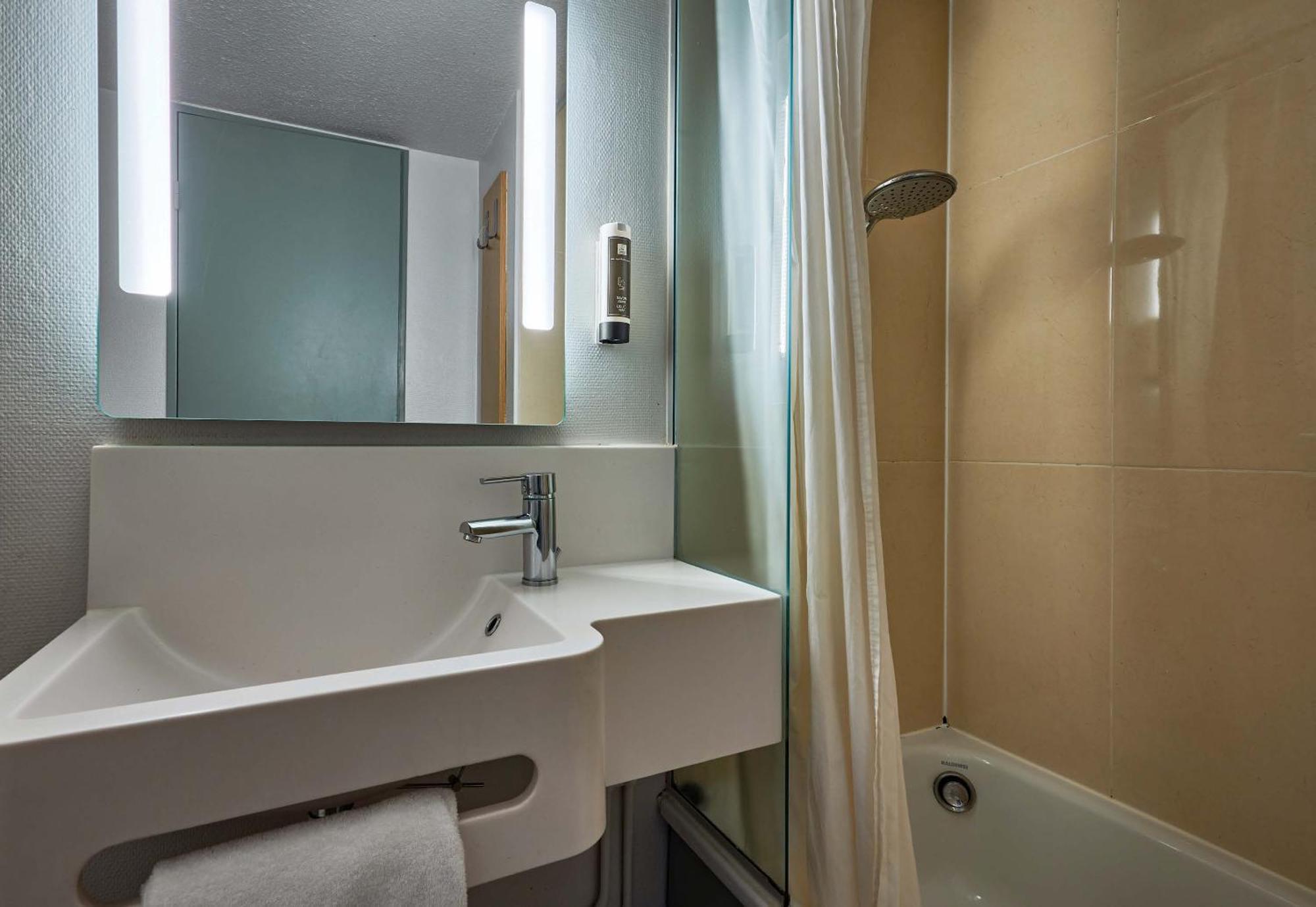 B&B Hotel Cherbourg Bagian luar foto
